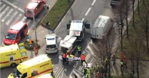 Policiais e equipes de resgate na Estação de Metrô de Maalbeek, em Bruxelas, na Bélgica, um dos alvos dos atentados desta terça-feira (22/03) – Foto: AFP