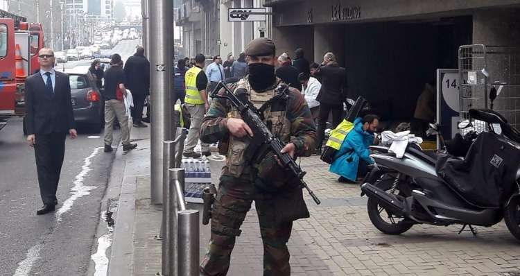 Soldado do Exército monta guarda nas imediações da Estação de Metrô de Maalbeek, em Bruxelas, na Bélgica, onde atentados a bomba mataram cerca de 30 pessoas. – Foto: Cédric Simon/AFP