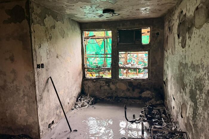 Interior de apartamento devastado pelas chamas em Hong Kong