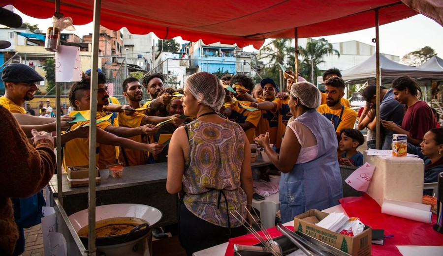 Intervenação com espetáculo Dança pra Correio