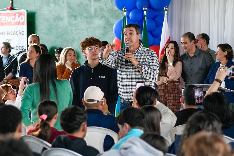 Governador Eduardo Riedel discursa durante entrega de reforma em Mundo Novo